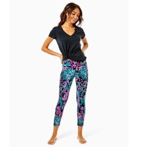 Lilly Pulitzer UPF 50+ Luxletic 24" Weekender Mid-Rise
Midi Legging size medium